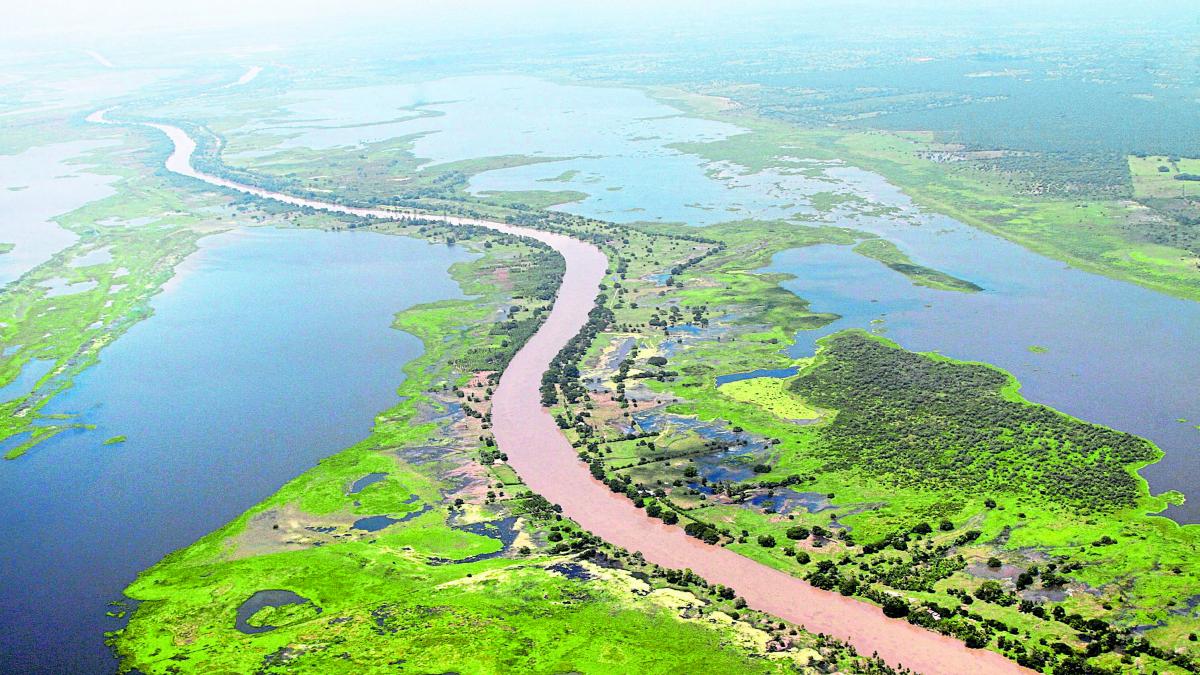 Contralor en las obras del canal Dike
