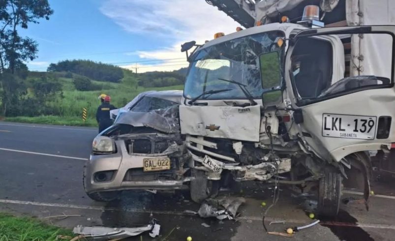 Son los dos soldados muertos en estado de shock contra un camión.