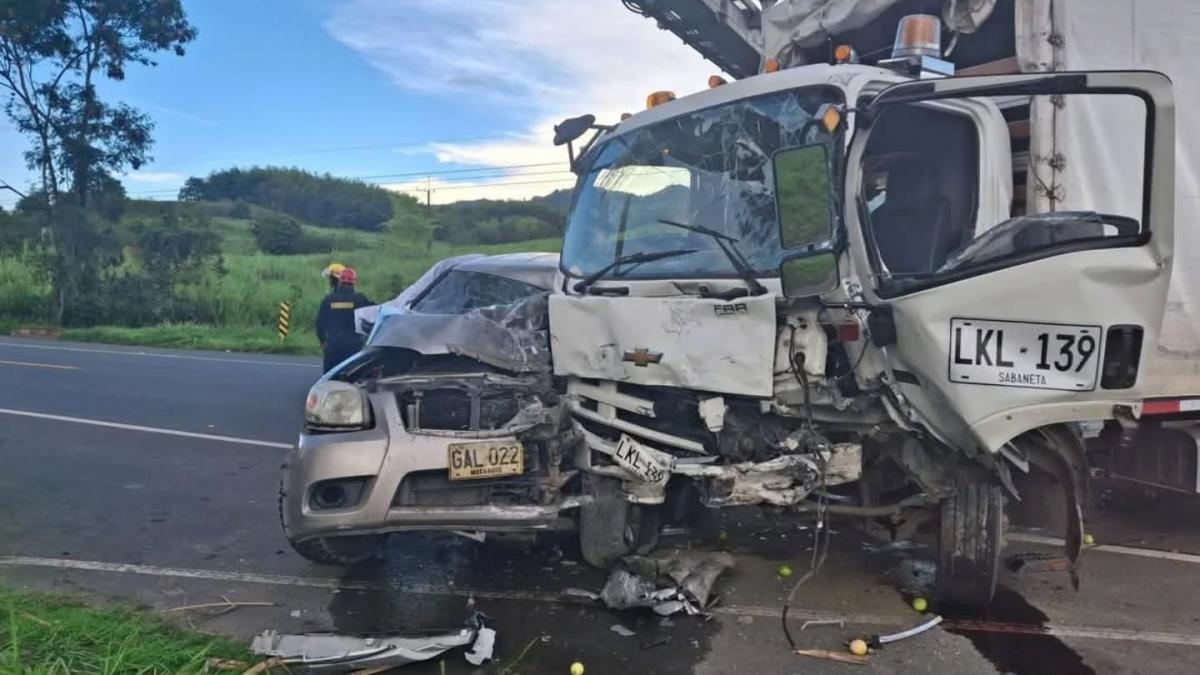 Son los dos soldados muertos en estado de shock contra un camión.