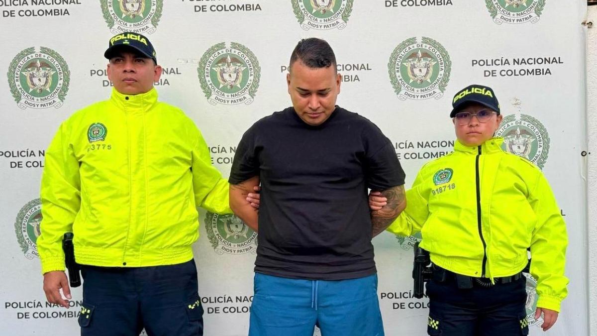 Líder capturado de los Costaros con azul Circular de Interpol