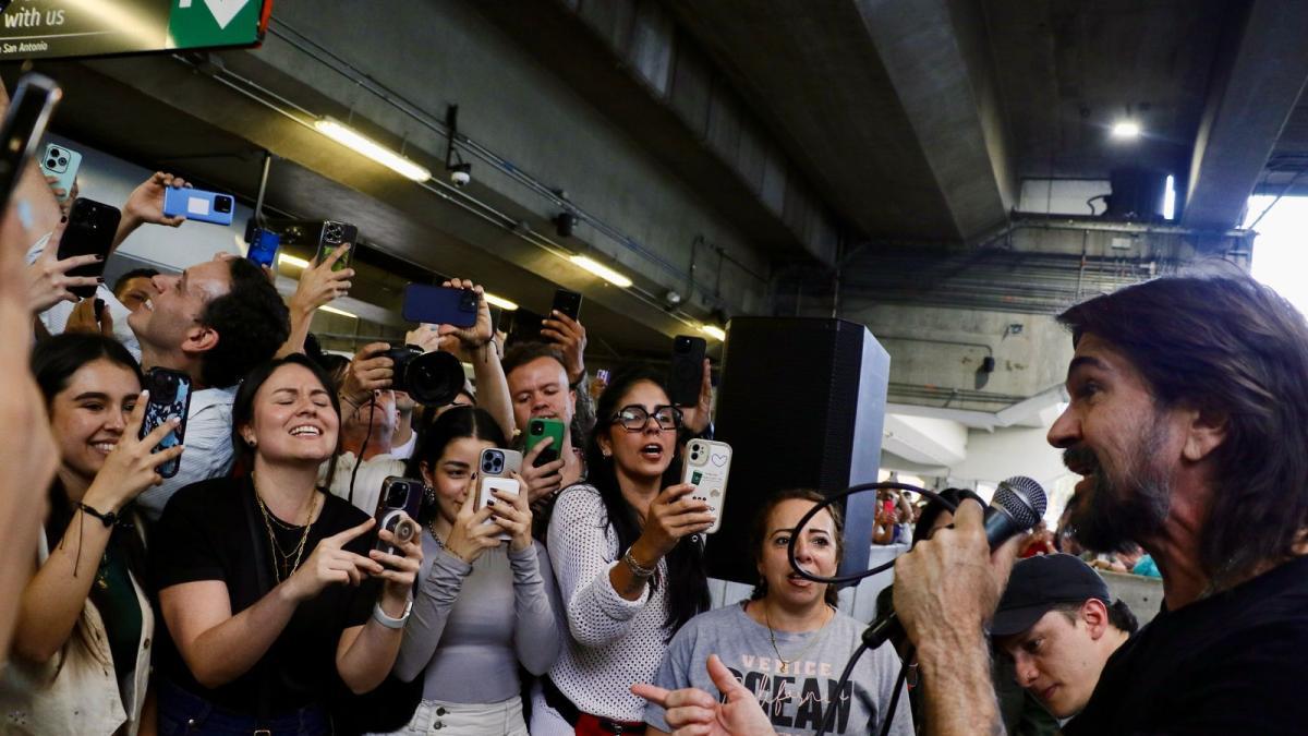 Juanes sorprendió a cantar ‘One Night With You’ en el Metro Metro