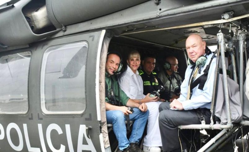 Autoridades ante el embajador de los Estados Unidos (E); Volaron sobre Farallones