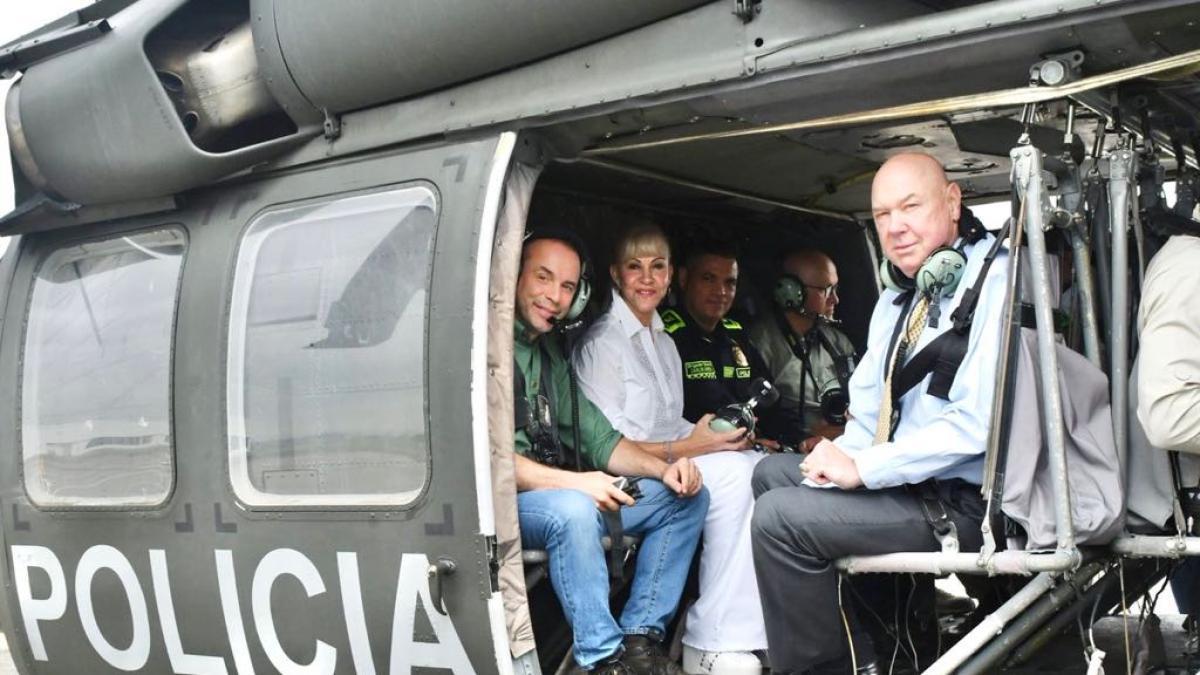 Autoridades ante el embajador de los Estados Unidos (E); Volaron sobre Farallones