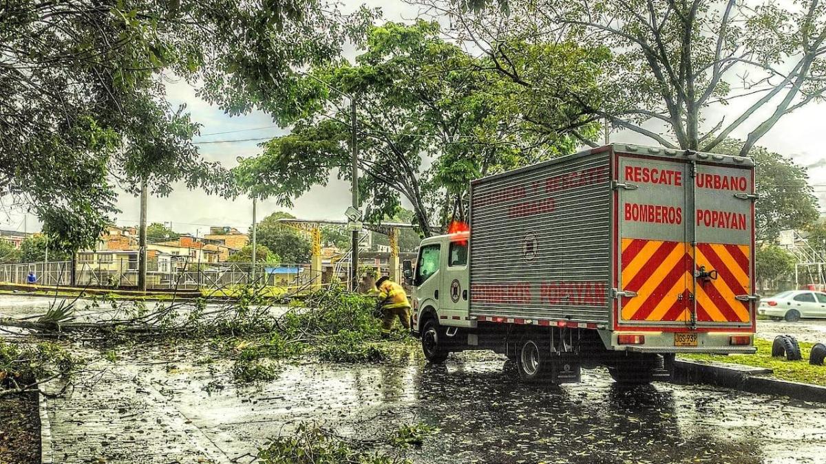 Fuerte agudo de aguas causó inundaciones y puso la movilidad en Popayán en problemas: «Los rayos no se detuvieron»