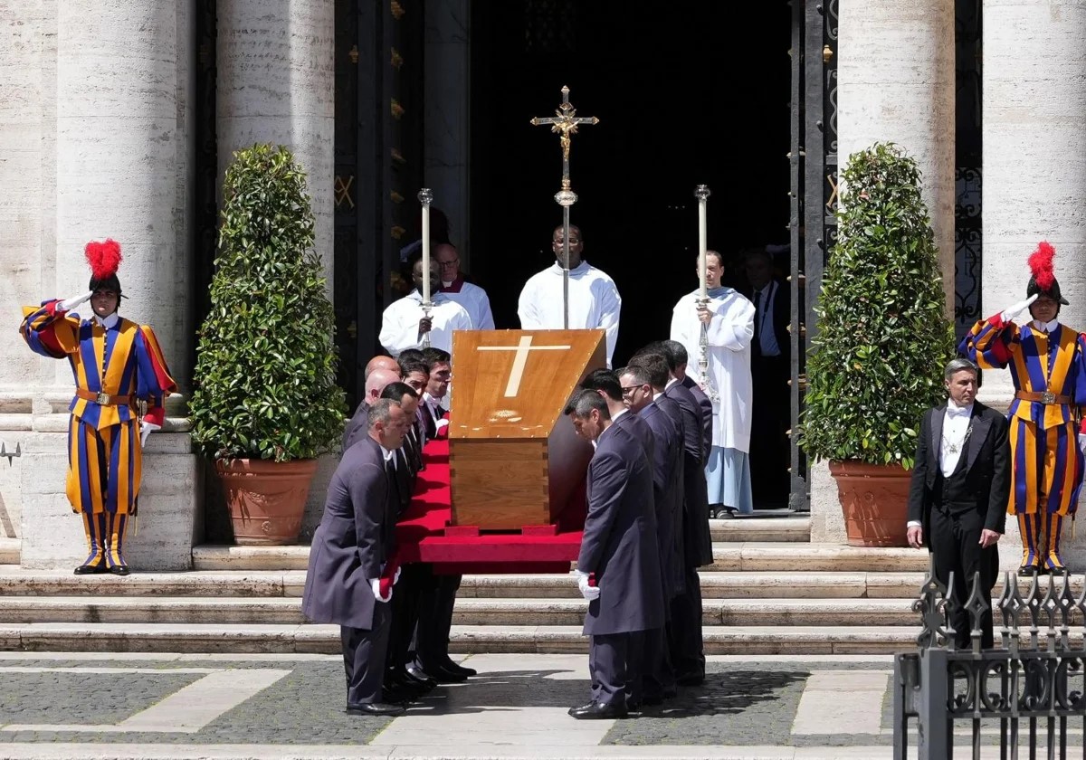 En un simple funeral, los líderes fieles y mundiales le dijeron adiós al Papa Francisco –