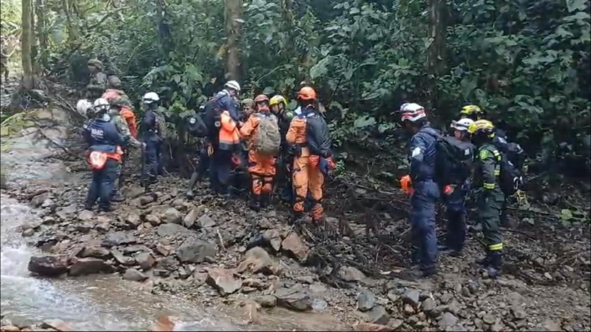 Lorando en Caldas | Dos chicas fueron arrastradas por un río mientras cruzaban: solo una fue rescatada viva