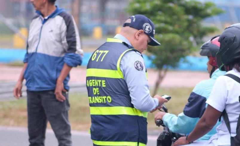 Rechazan la agresión del motociclista contra un agente de tránsito: lo habría golpeado en la cara con el casco