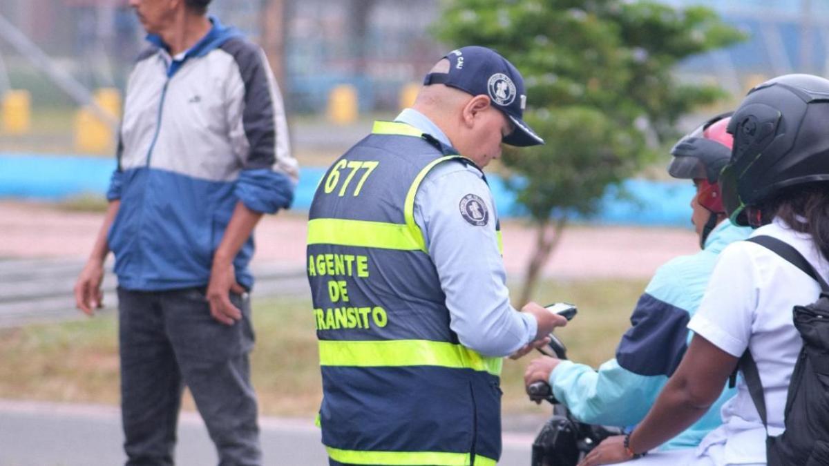 Rechazan la agresión del motociclista contra un agente de tránsito: lo habría golpeado en la cara con el casco