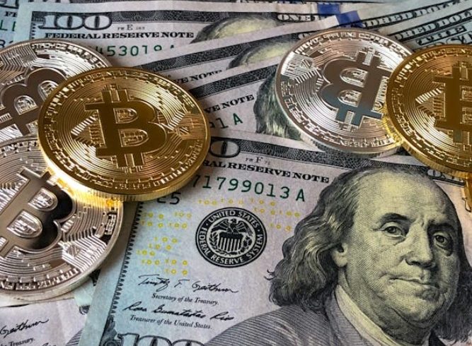 El dólar permanece estable con los datos económicos negativos –