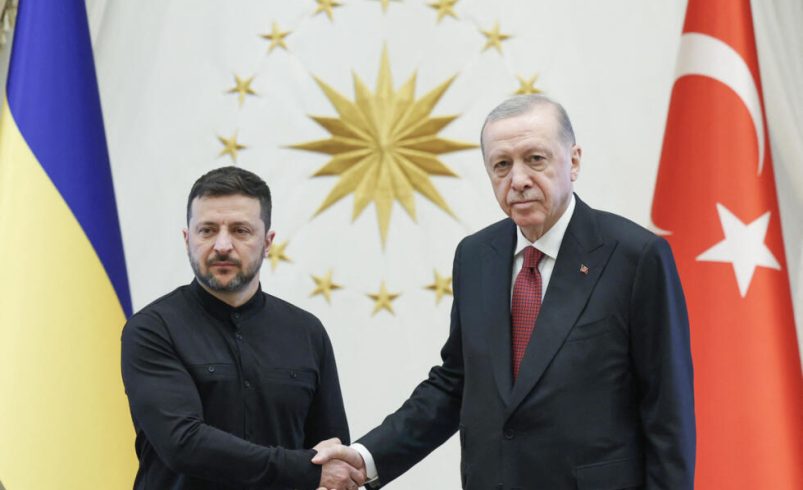 Delegaciones de Ucrania, Rusia y Estados Unidos se reúnen en Estambul para abordar la guerra –
