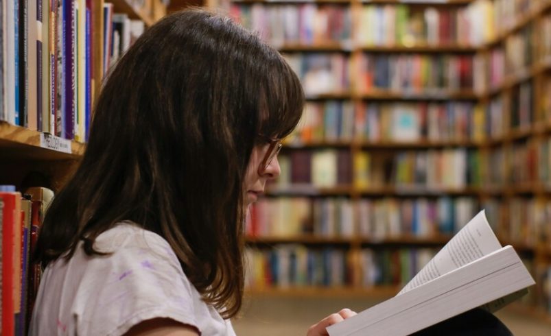 ¿Cuántos libros al mes son demasiados libros? El debate sobre la lectura como otra forma de consumo extremo