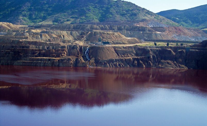 En un pozo tóxico de agua contaminada
