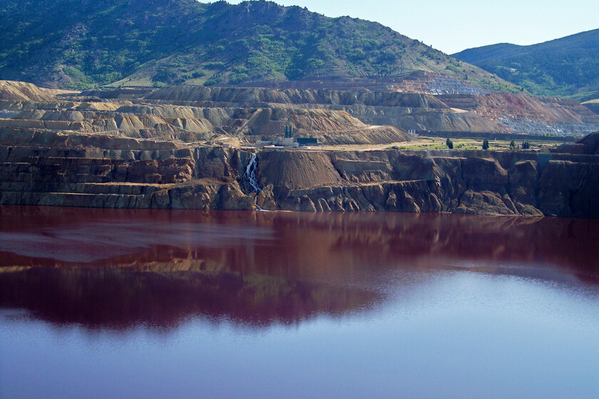 En un pozo tóxico de agua contaminada