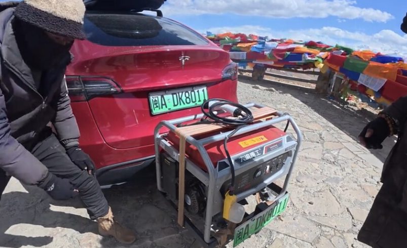 El propietario de un modelo de Tesla y se propuso venir al Everest con su automóvil eléctrico. Y tenía una gran idea llamada gasolina

 – Tinta clara
