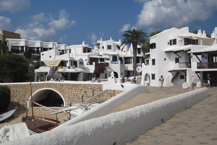 España tiene sus propios mykonos. Y comparta con ella algo más que la costa y las casas envueltas: turismo de masas

 – Tinta clara