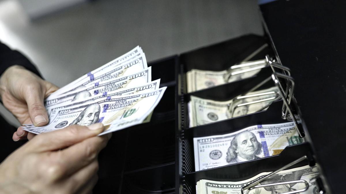 ¿Quién beneficia al dólar global?