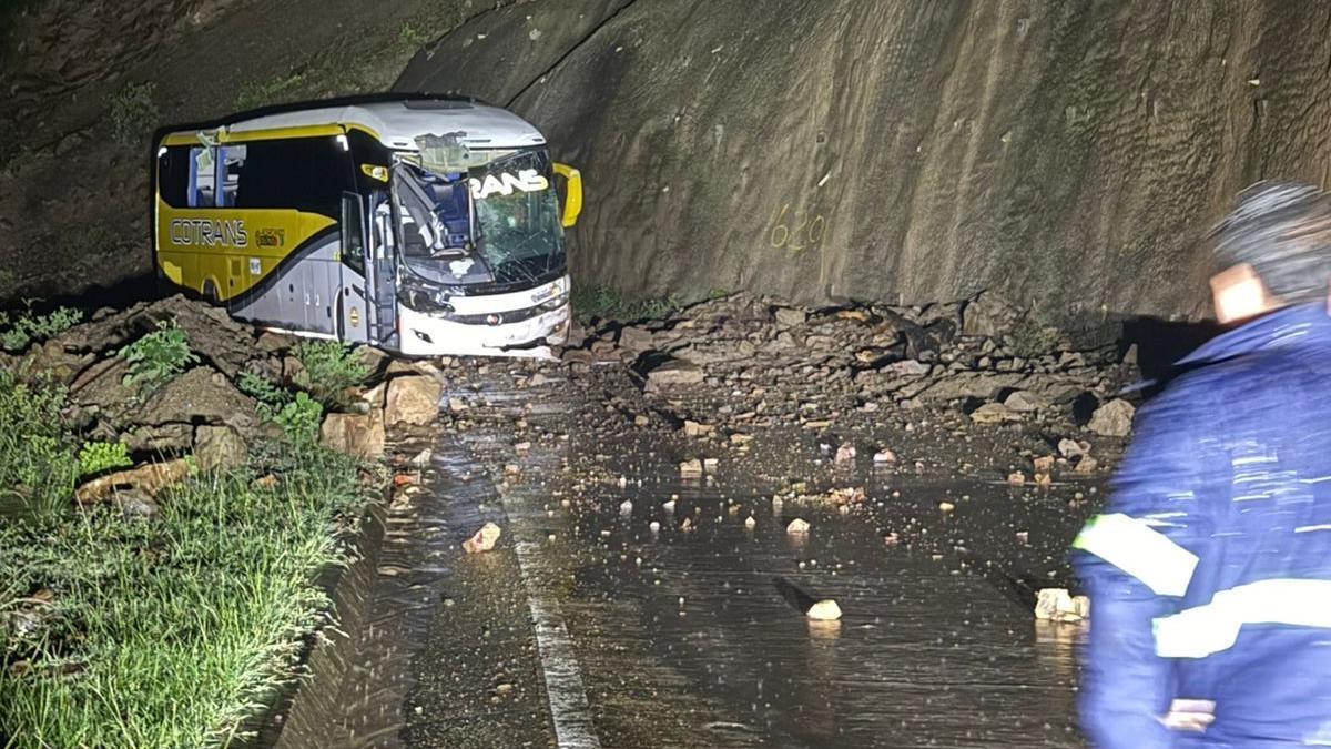 Tragedia en Santander: una gran roca cayó en un autobús en una carretera nacional y mató a un viajero de 24 años