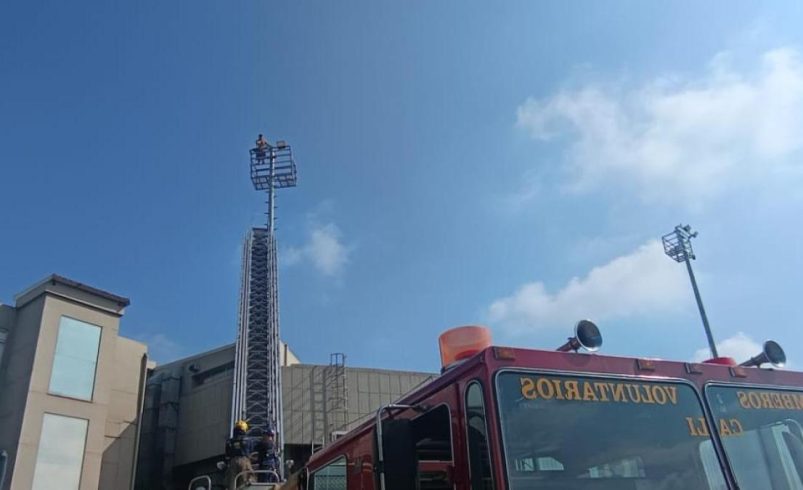 Imágenes impresionantes | Un hombre subió una luminaria de 15 metros de altura en el aeropuerto del valle