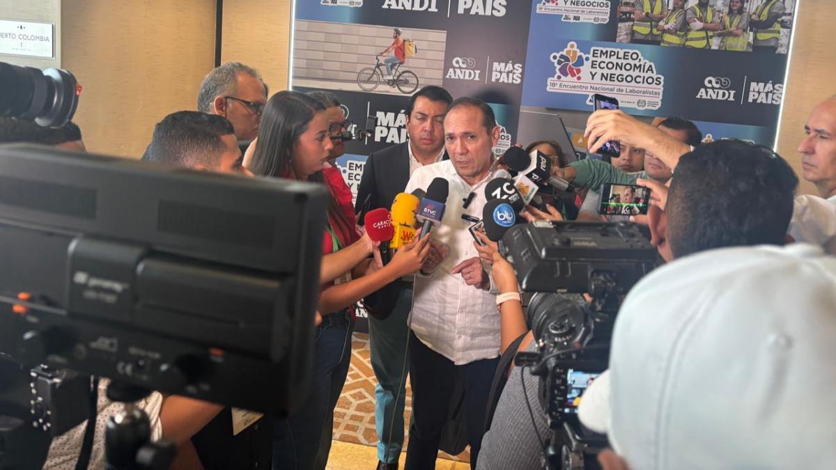 El ministro Sanguino denuncia las «maniobras perversas de Cepeda para bloquear la reforma laboral y la consulta popular