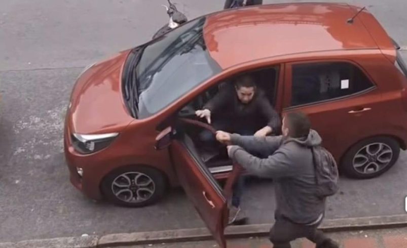 Rechazan brutal golpear a un motociclista contra el conductor de un automóvil en hierba, aparentemente, por una burla

 – Tinta clara