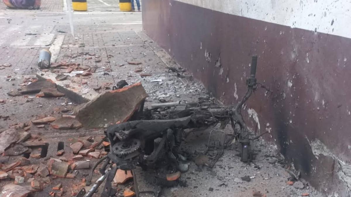 Ataques simultáneos con ráfagas de rifle y explosivos en dos poblaciones en el norte de Cauca: dos informes lesionados