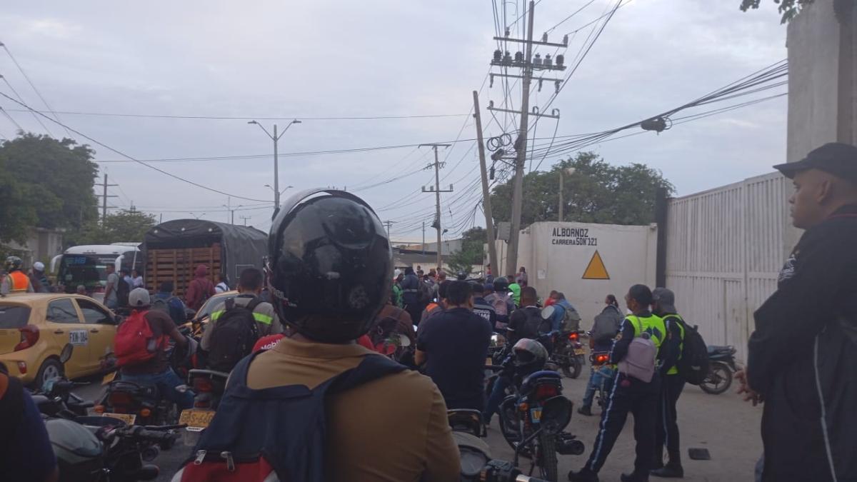 Bloques y cierre temporal en varios de Cartagena el primer día de la huelga nacional

 – Tinta clara