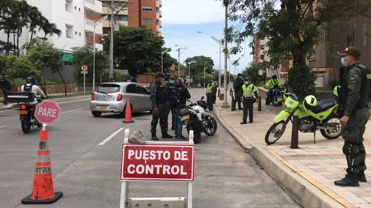 Capturan a 8 personas con rifle AK-47 y tres armas en busca en el vecindario de Villanueva de Barranquilla