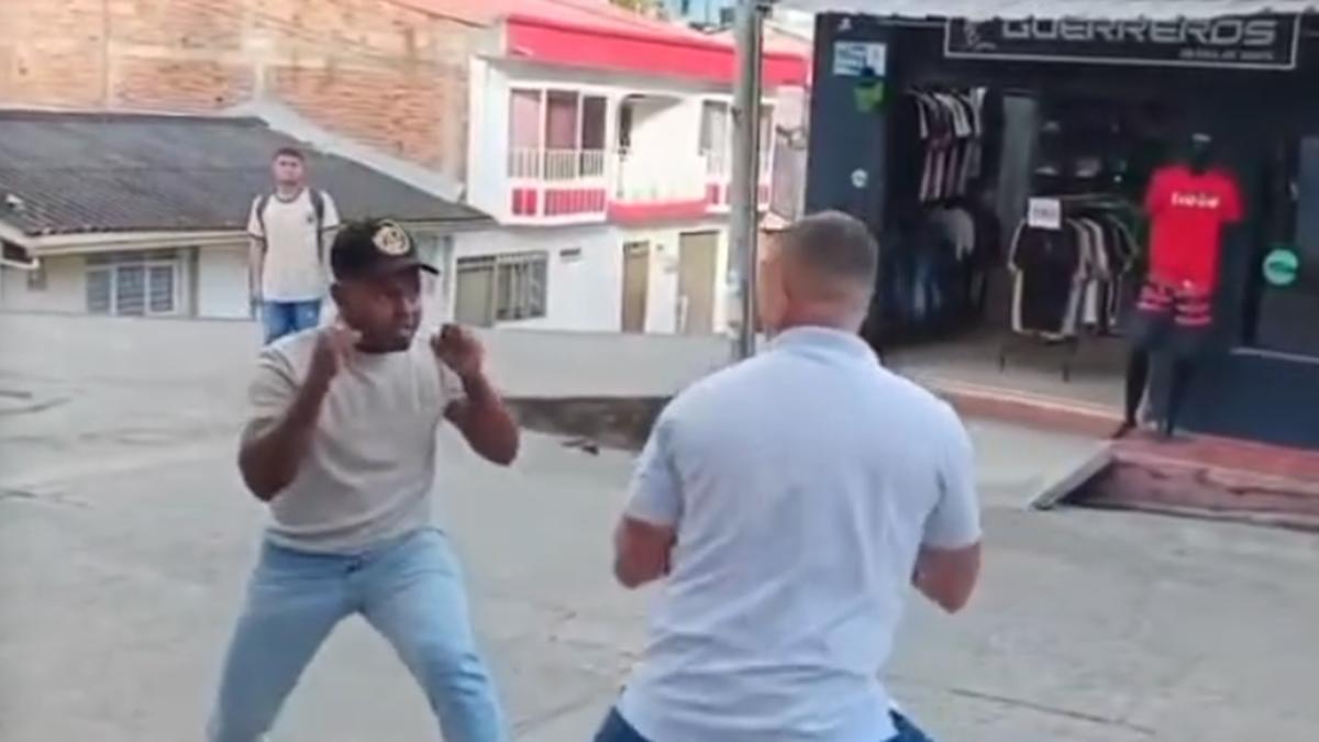Consejero y funcionario de la Oficina del Alcalde de El Patía, Cauca, trenzada a los golpes en la calle