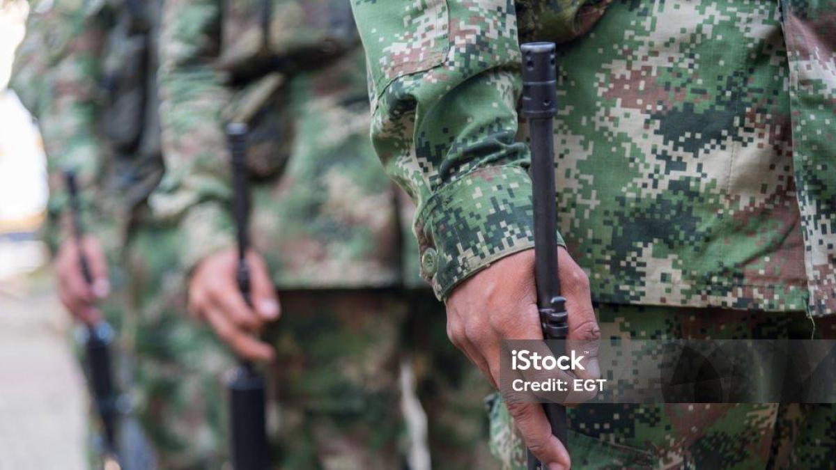 Dos soldados murieron y cinco más resultaron heridos, supuestamente disparando desde uno de sus compañeros.