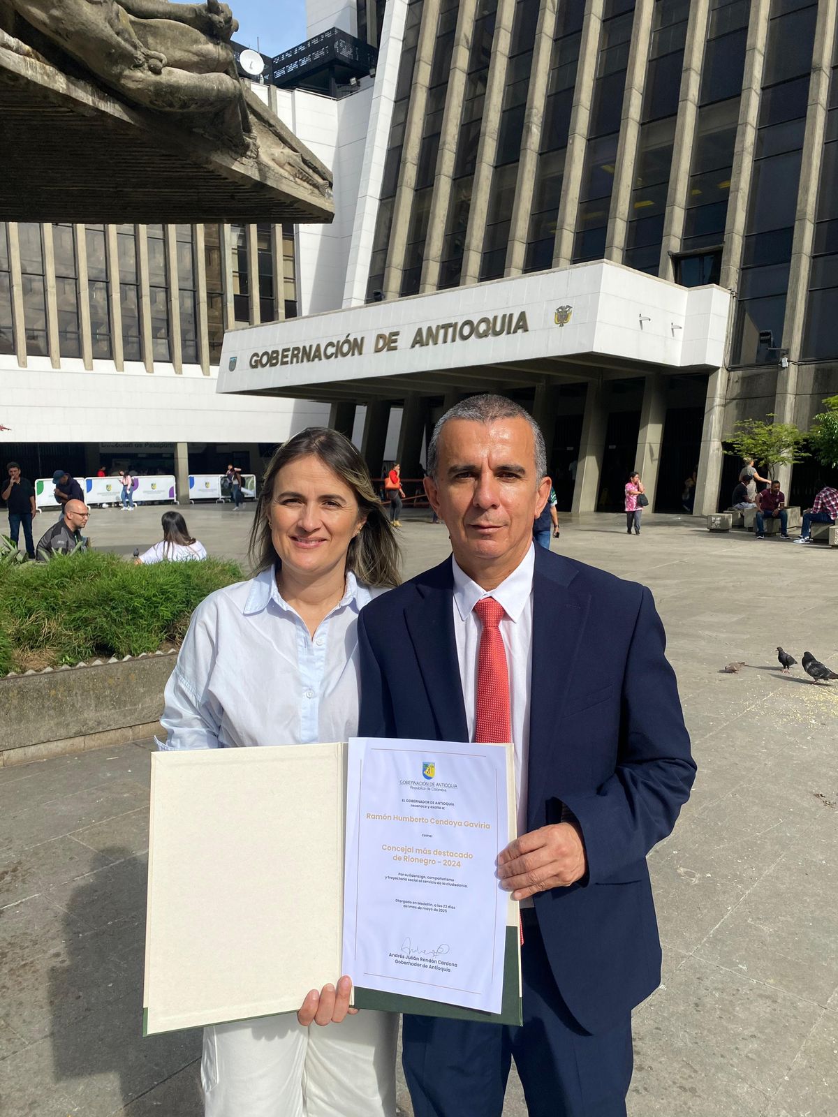 El gobernador de Antioquia le dio a Ramón Cendoya como un destacado ministro de Rionegro

 – Tinta clara