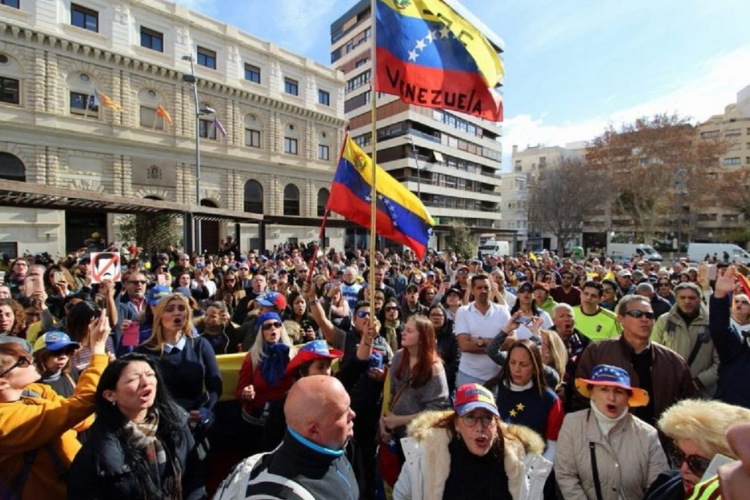 Las políticas de Trump impulsan la inmigración récord venezolana a España –
