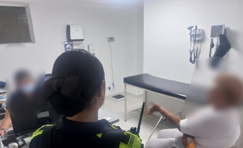 La triste historia del adulto mayor, aparentemente, forzada por su hija a vivir en el Antejardín de su casa en Cali
