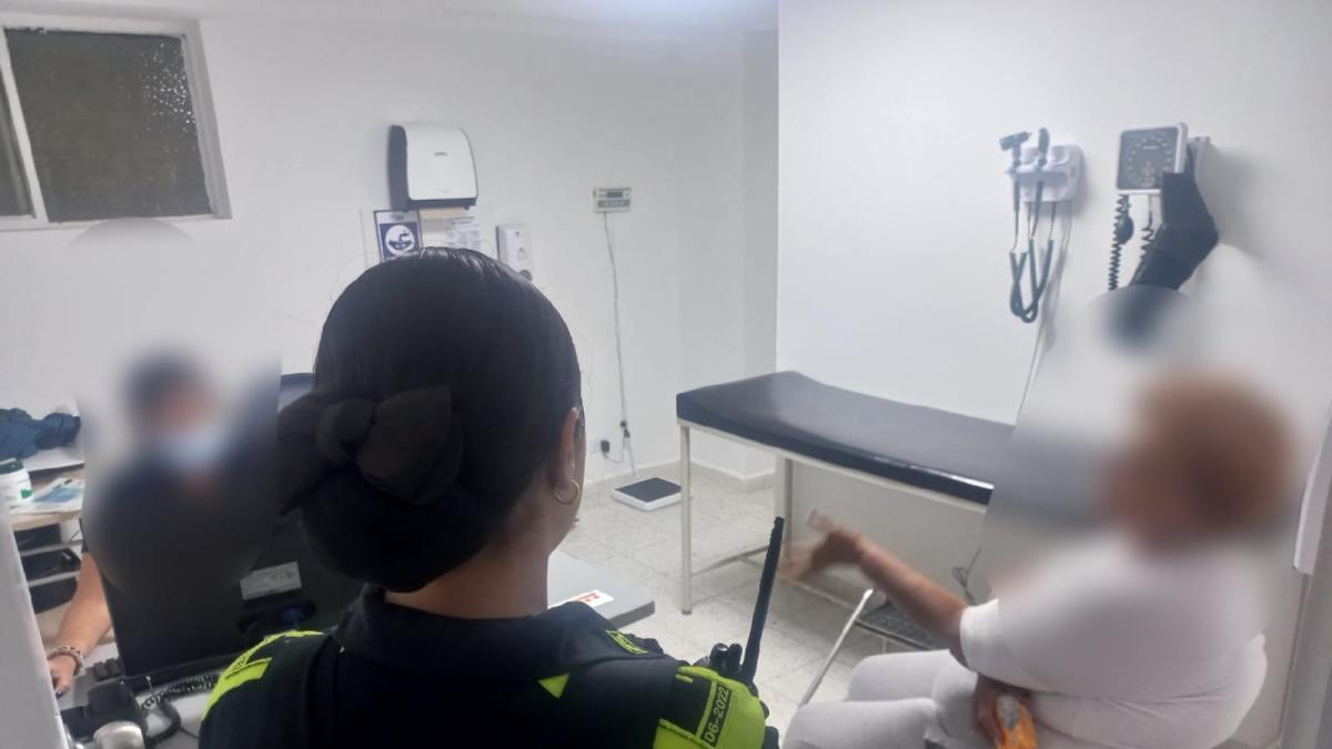 La triste historia del adulto mayor, aparentemente, forzada por su hija a vivir en el Antejardín de su casa en Cali