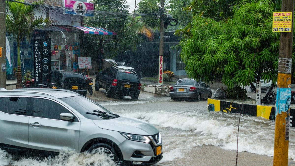 Las fuertes lluvias en Barranquilla causan emergencias debido al desbordamiento de las corrientes e inundaciones