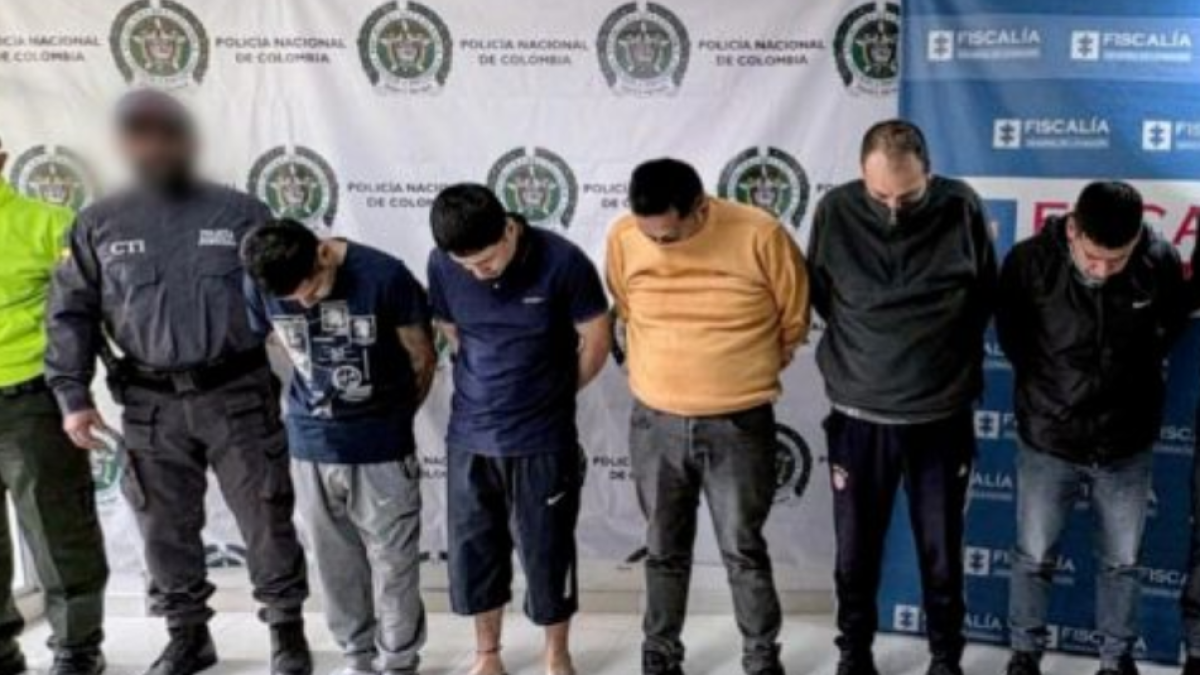 Usaron uniformes policiales