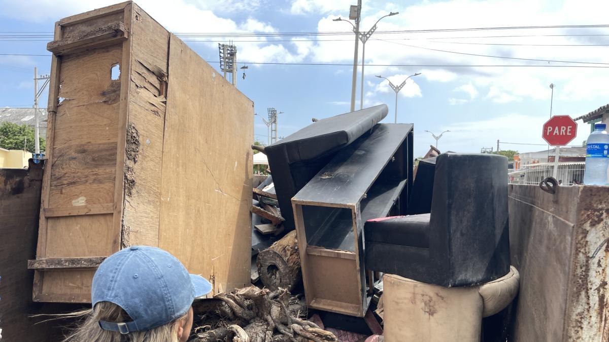 muebles, refrigeradores y colchones entre desechos