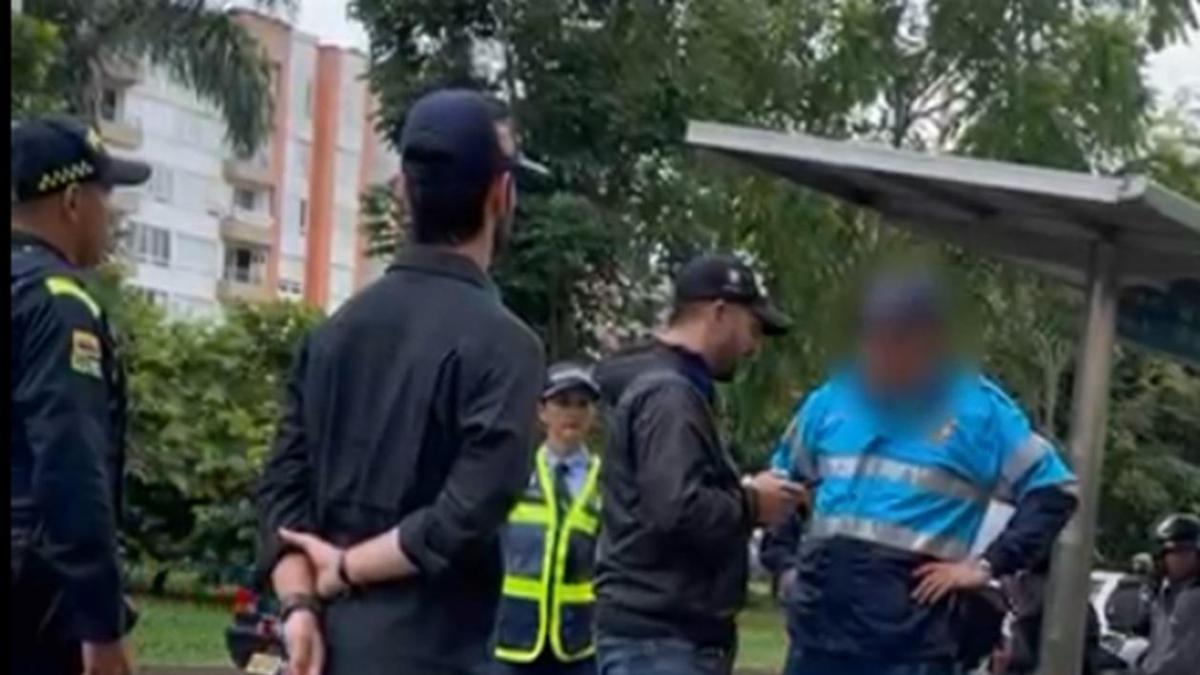 Asaltó a su esposa hasta que dejó heridas graves: capturan al agente de tránsito por violencia doméstica.

 – Tinta clara