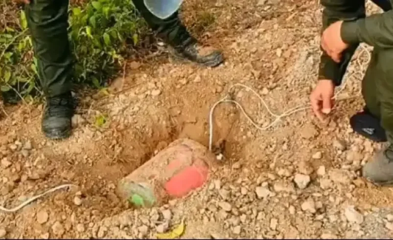 Dos artefactos con 30 kilos de material explosivo

 – Tinta clara