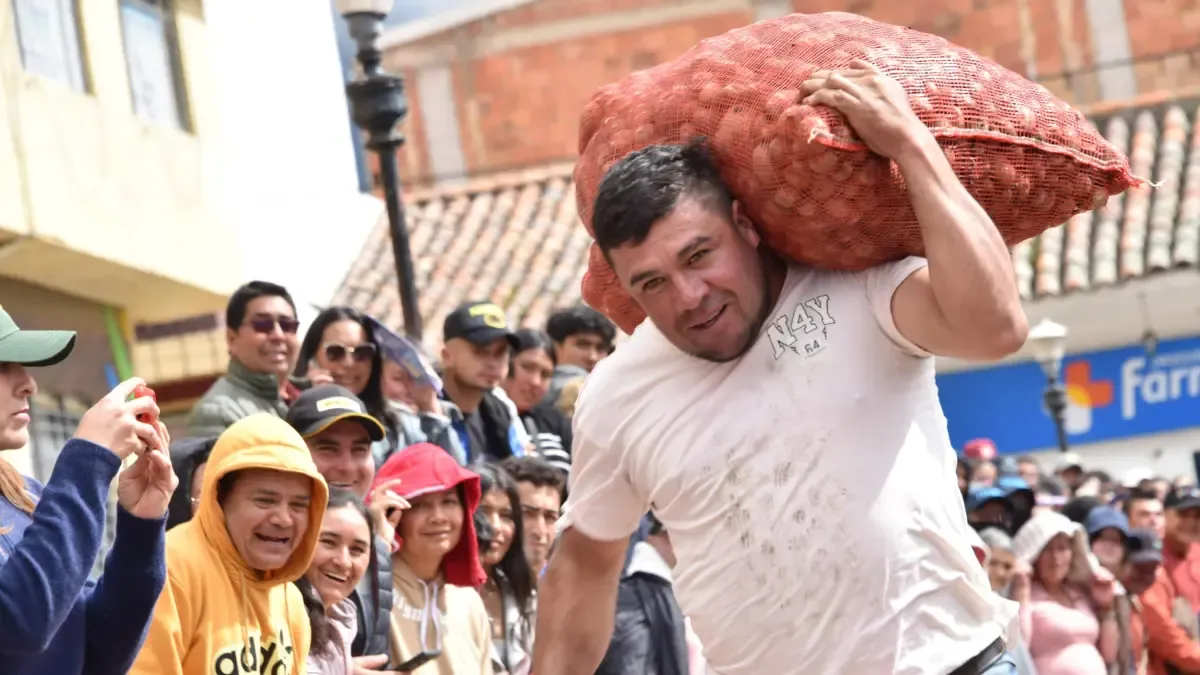 Los campesinos en Samacá, Boyacá, celebran su día compitiendo en una carrera con un trozo de papa

 – Tinta clara