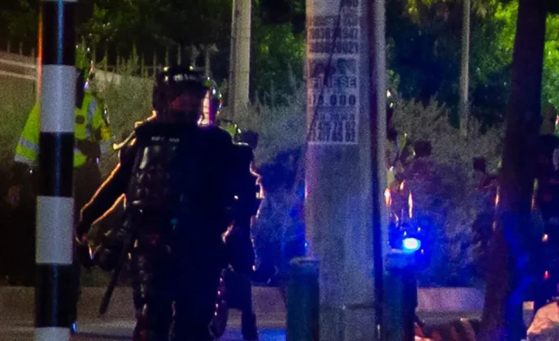 No pueden estar en la calle después de las nueve por la noche

 – Tinta clara