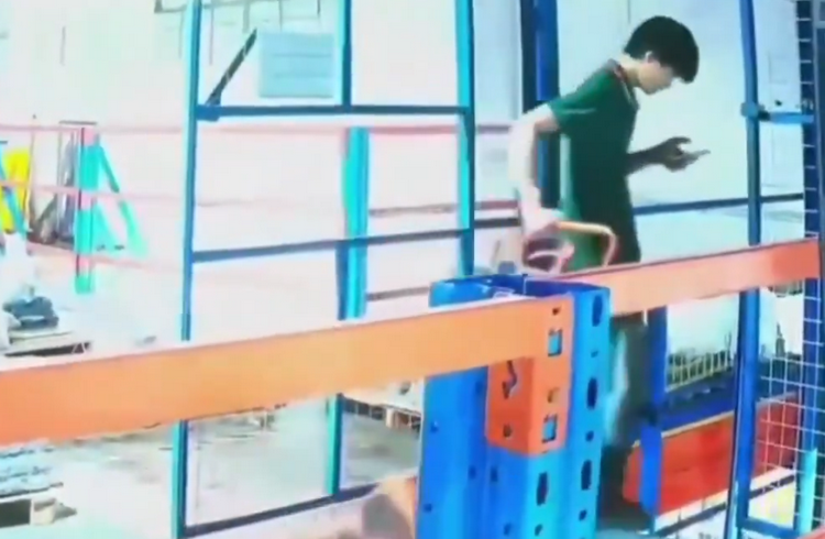 Por caminar en el teléfono celular, un trabajador casi va al cielo; El absurdo accidente laboral se registró en China – 

 – Tinta clara