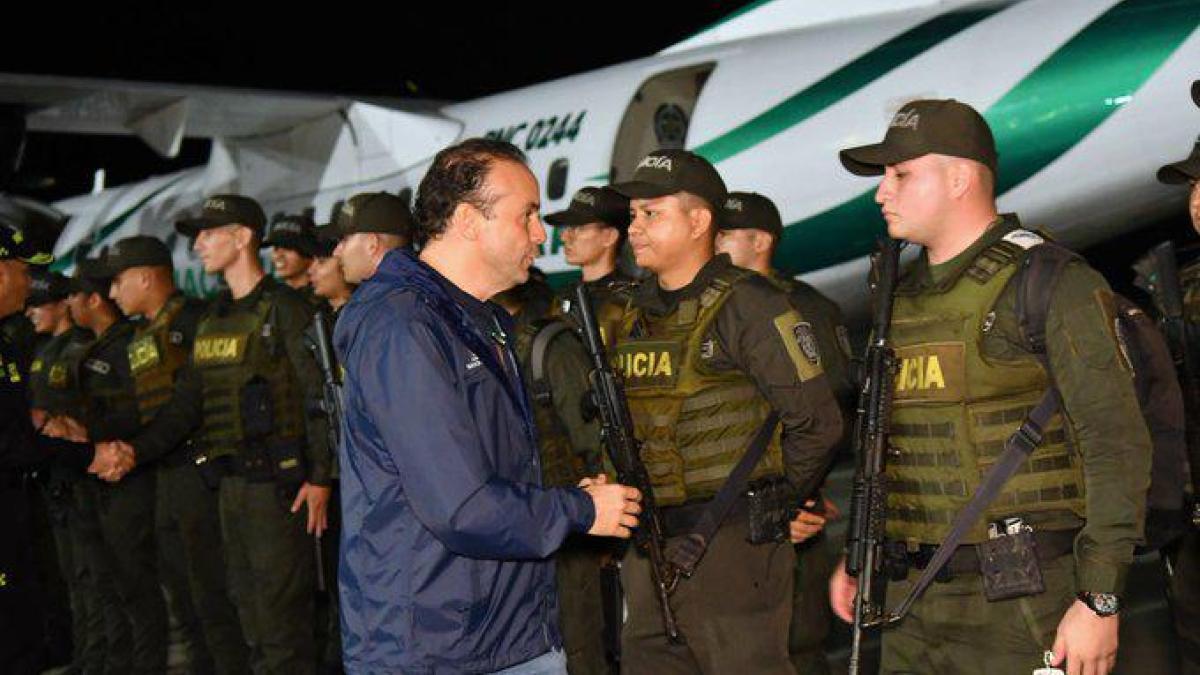 Alejandro Eder, después de recibir 100 oficiales de policía

 – Tinta clara