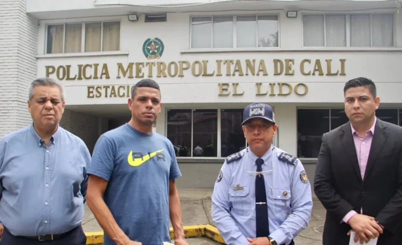 El hombre se disculpó con un agente de tránsito a quien había golpeado en una operación en Cali

 – Tinta clara