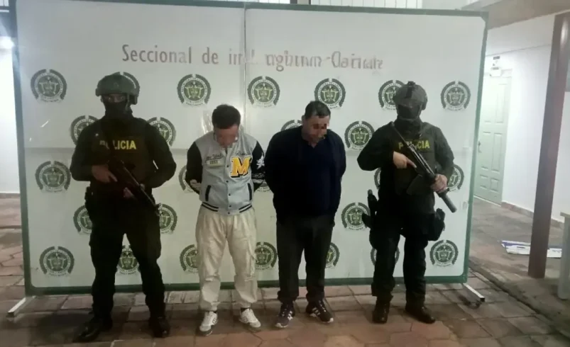 Encuentran un camión cargado de rifles, municiones y uniformes militares

 – Tinta clara