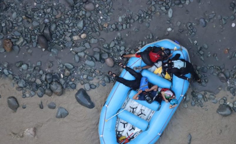 Este fue el dramático rescate de dos turistas, de los 29 que naufragaron en el río Güujar

 – Tinta clara