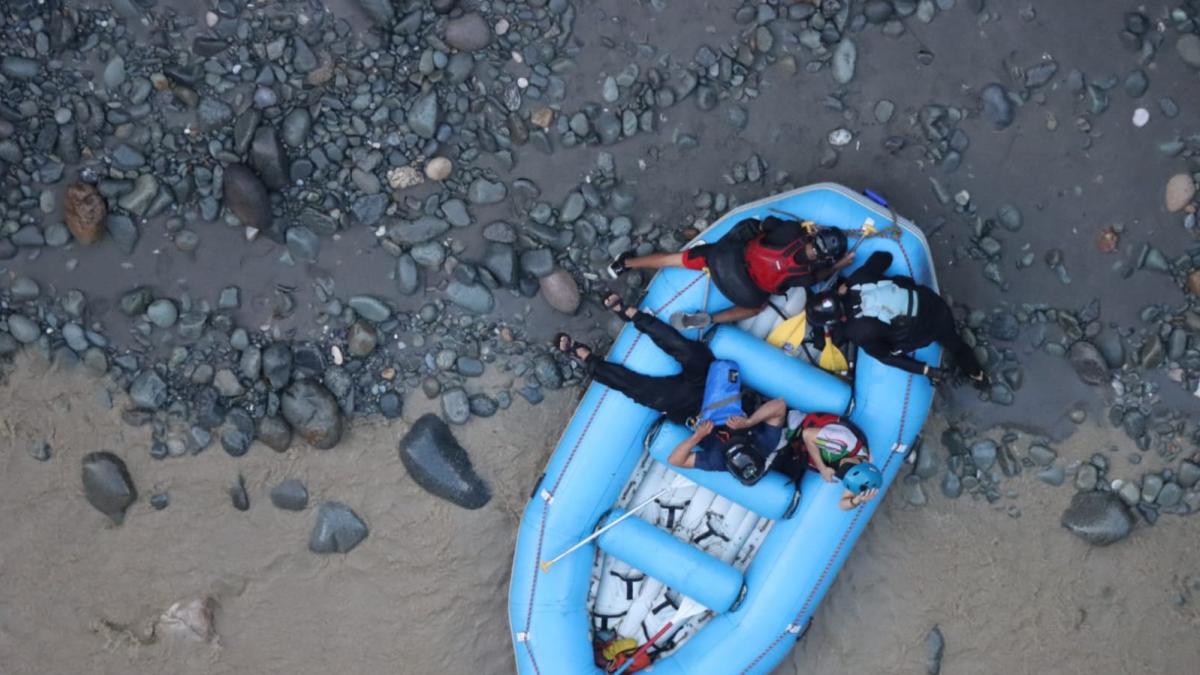 Este fue el dramático rescate de dos turistas, de los 29 que naufragaron en el río Güujar

 – Tinta clara