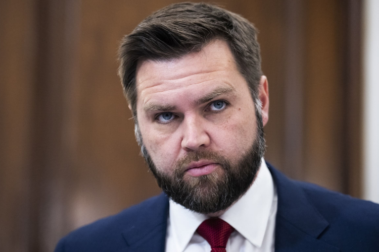 JD Vance contra el ‘Rey de la Moda masculina’: la amenaza de deportación que quema las redes – 

 – Tinta clara