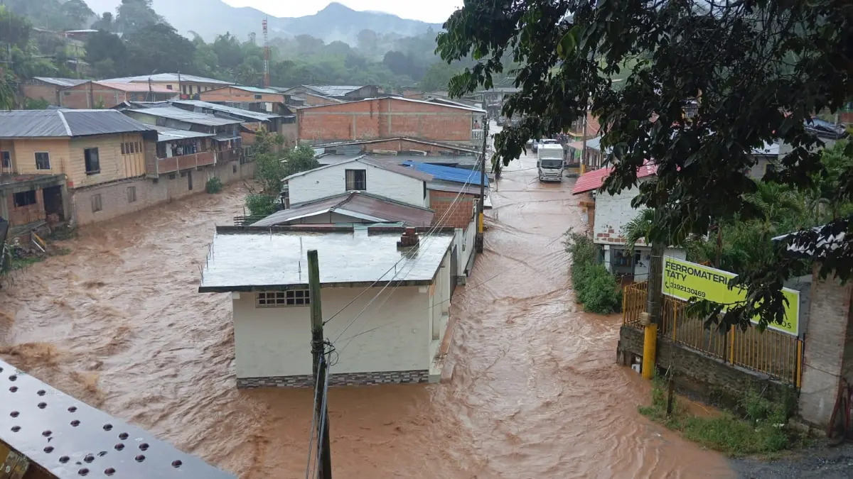 Las calles eran ‘arroyos’ de Torrentos en 2 municipios del valle

 – Tinta clara