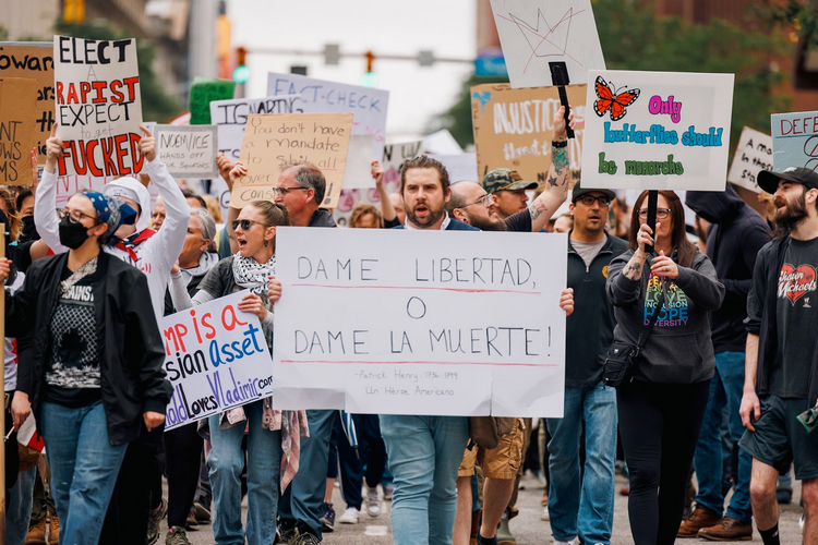 Las protestas de «no reyes» rompieron el cumpleaños de Trump y su ostentoso desfile militar que costó 45 millones de dólares, 

 – Tinta clara