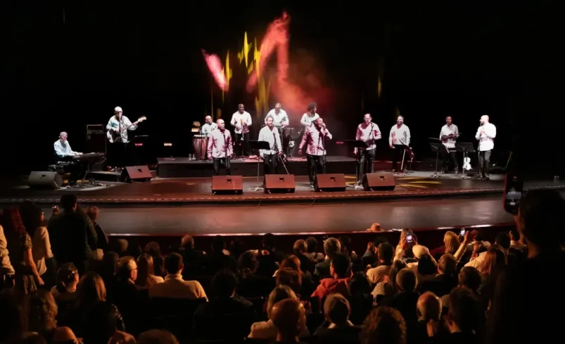Ponte de pie con la música y el teatro

 – Tinta clara